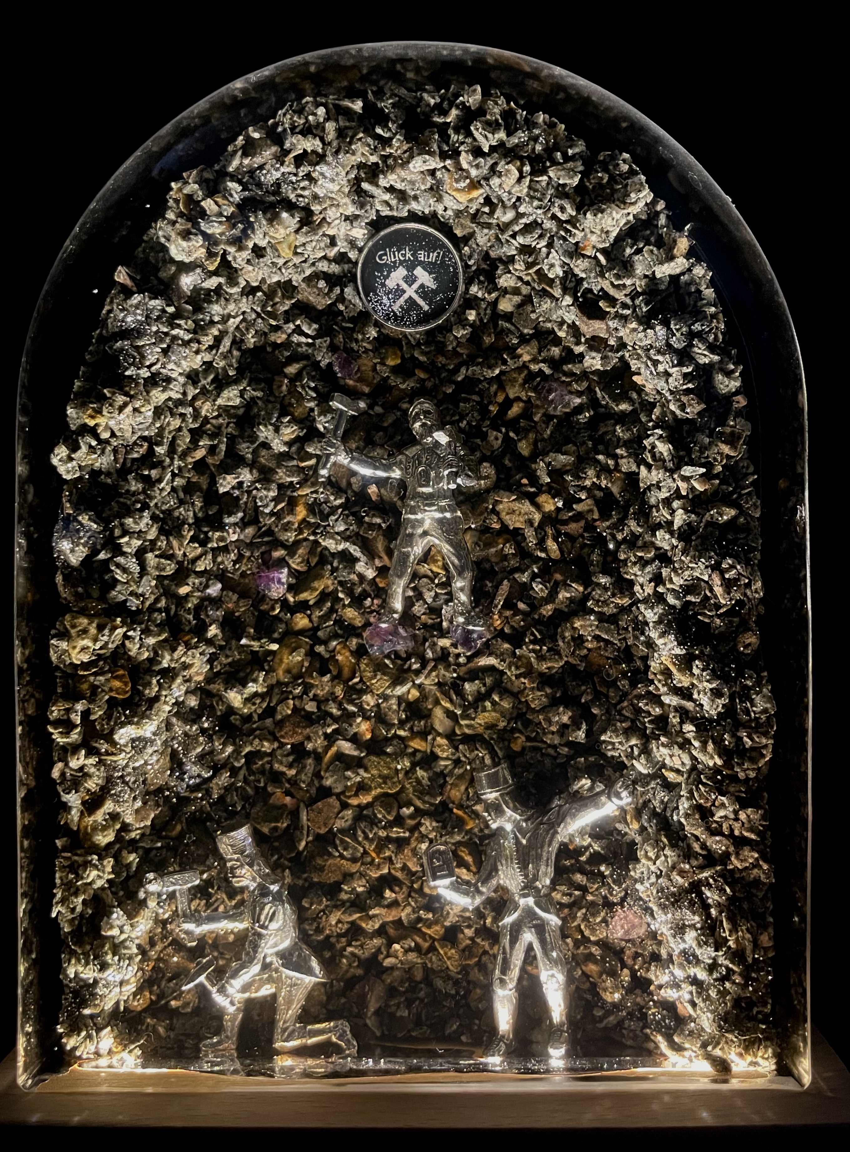beleuchtetes Bergwerk aus Epoxidharz mit 3 Zinnfiguren